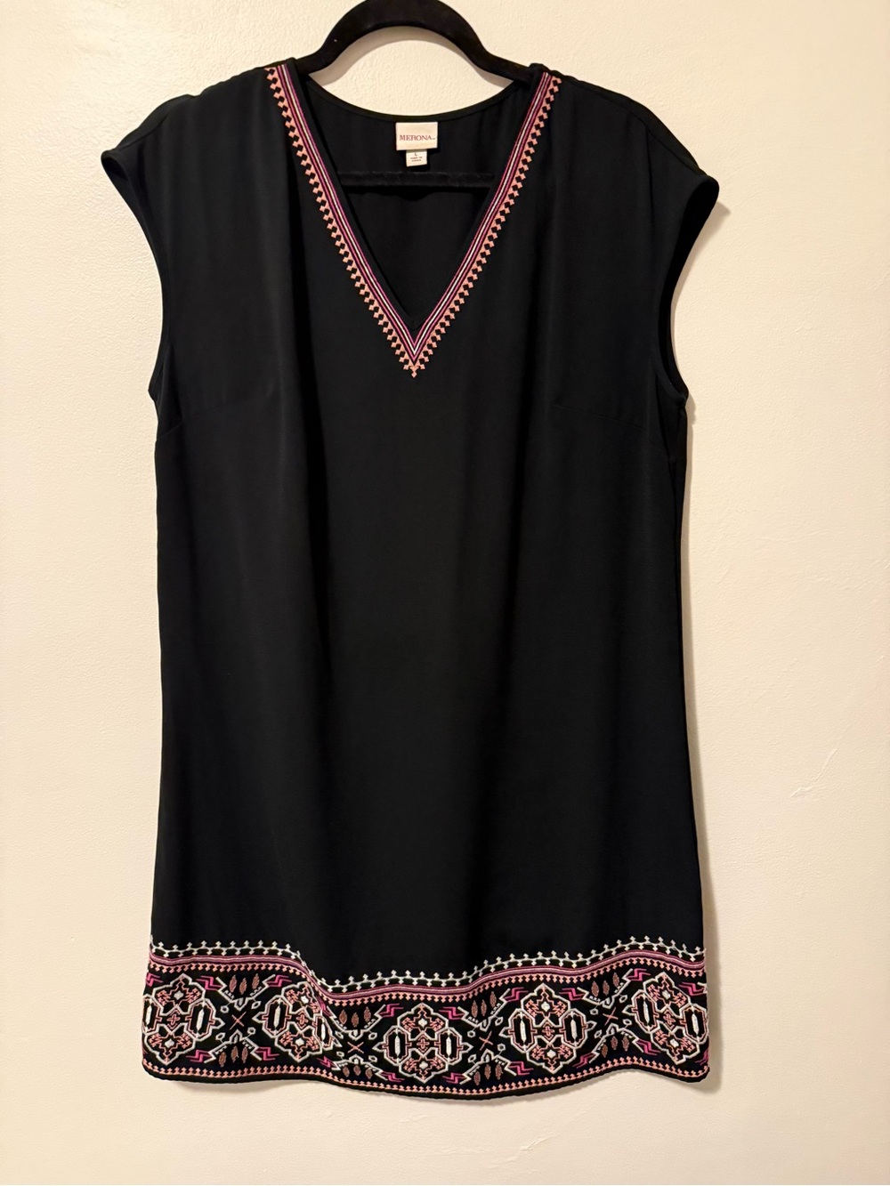Merona Black Tribal Embroidered Dress V-Neck Size Large EUC
